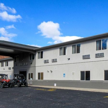 Quality Inn & Suites Salina National Forest Area Exterior photo