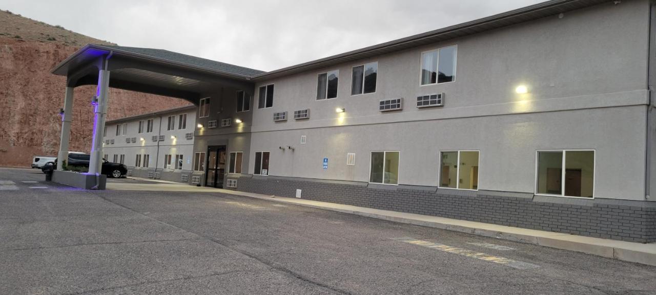 Quality Inn & Suites Salina National Forest Area Exterior photo