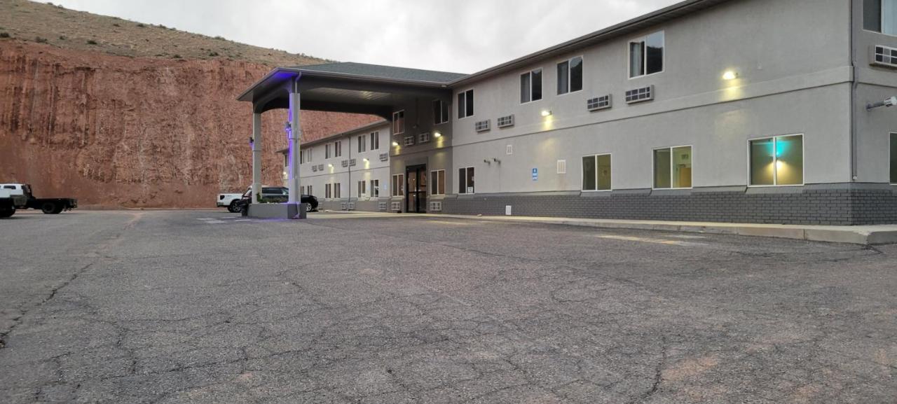 Quality Inn & Suites Salina National Forest Area Exterior photo