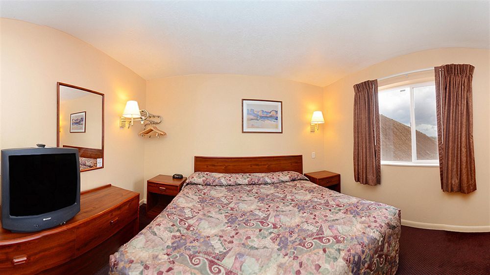 Quality Inn & Suites Salina National Forest Area Room photo