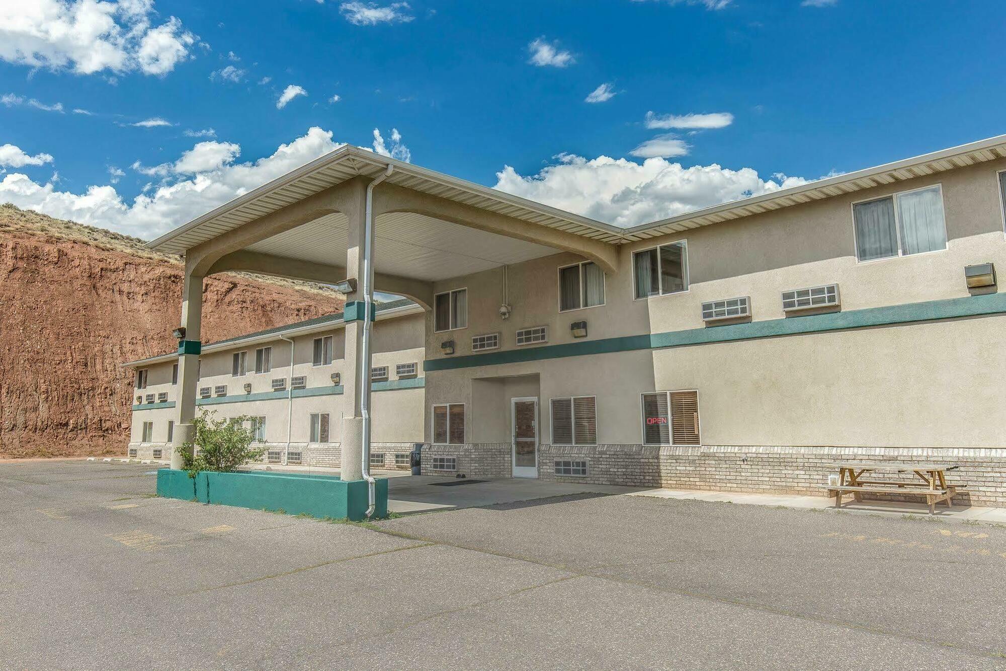 Quality Inn & Suites Salina National Forest Area Exterior photo