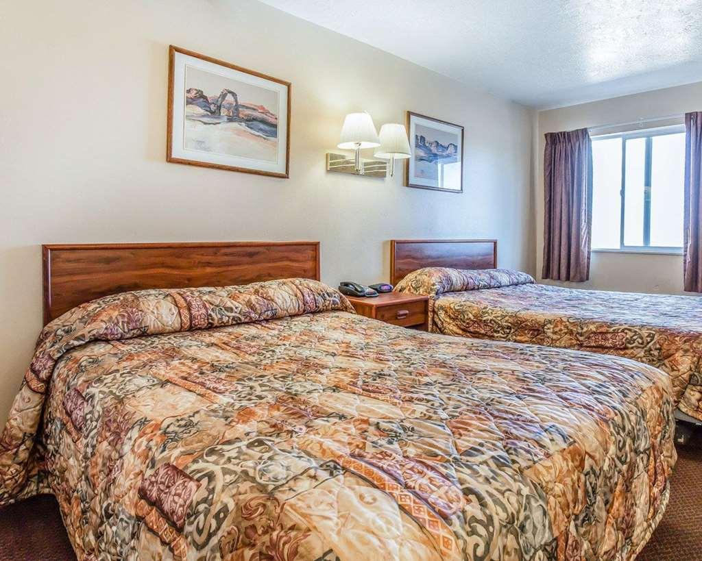 Quality Inn & Suites Salina National Forest Area Room photo