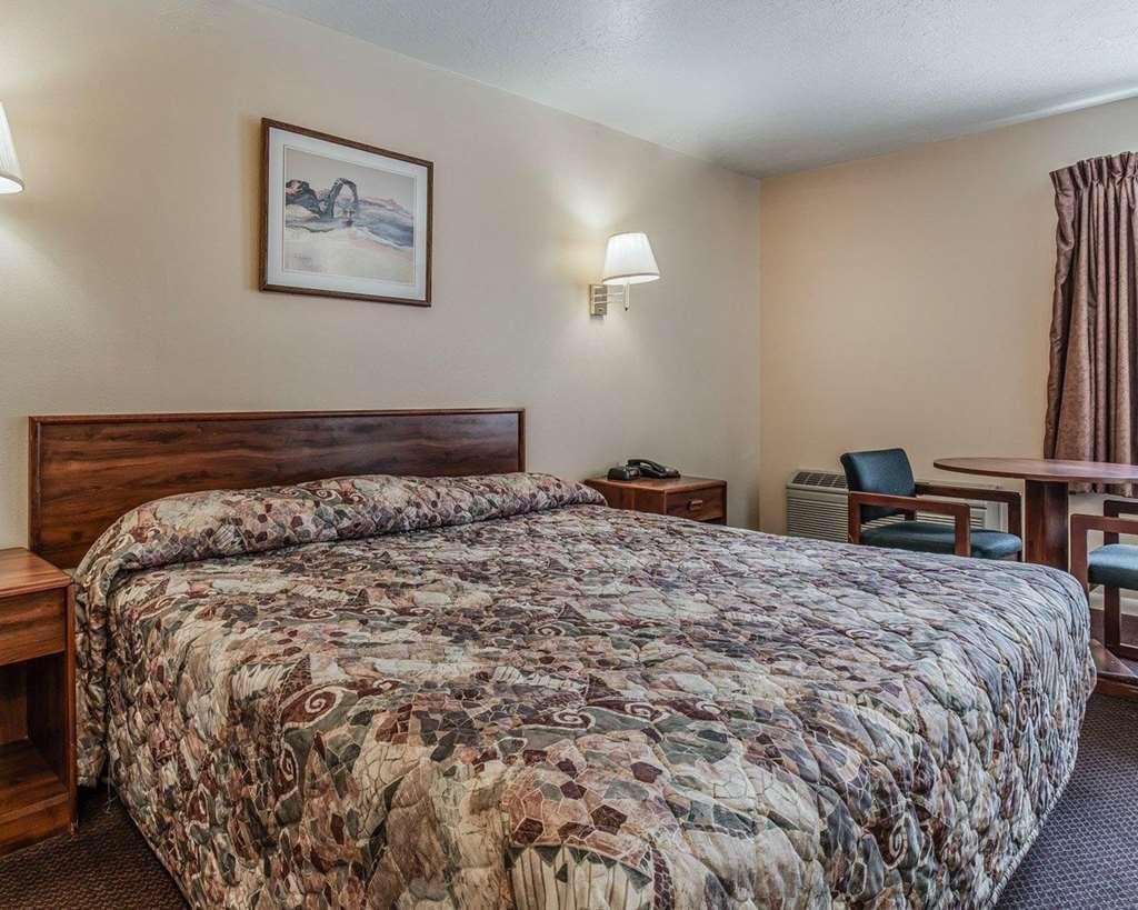 Quality Inn & Suites Salina National Forest Area Room photo