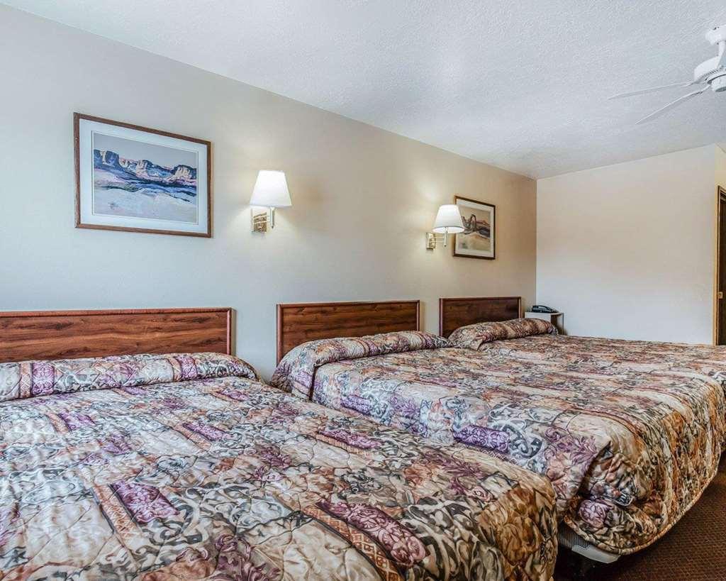 Quality Inn & Suites Salina National Forest Area Room photo