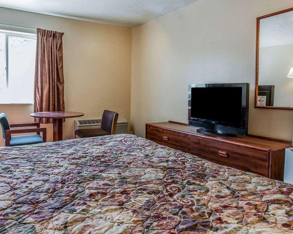 Quality Inn & Suites Salina National Forest Area Room photo