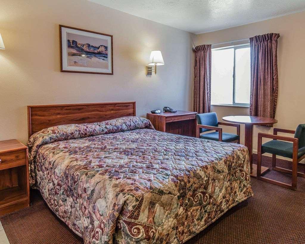 Quality Inn & Suites Salina National Forest Area Room photo