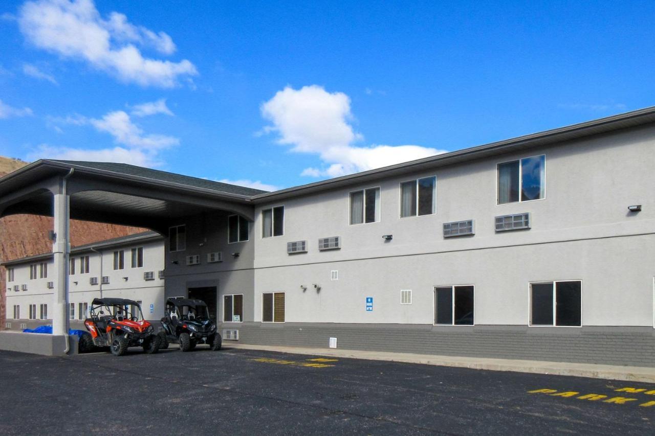 Quality Inn & Suites Salina National Forest Area Exterior photo